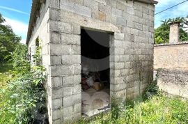 KAMENA KUĆA SA PROSTRANOM OKUĆNICOM, Marčana, Maison