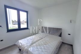 Štinjan stan 88m2,2s+db, VRT 100m2 !, Pula, Wohnung