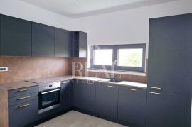 Štinjan stan 88m2,2s+db, VRT 100m2 !, Pula, Wohnung