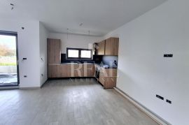 Štinjan stan 78m2,2s+db, terasa 10m2!, Pula, Appartement