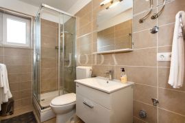 Apartmanska vila sa 6 apartmana s pogledom na more, Dobrinj, Kuća