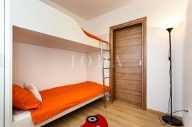 Apartmanska vila sa 6 apartmana s pogledom na more, Dobrinj, Kuća