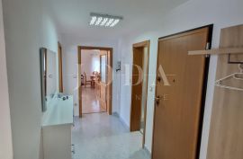 Atraktivni stan u potkrovlju s galerijom – Crikvenica, Crikvenica, Apartamento