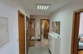 Atraktivni stan u potkrovlju s galerijom – Crikvenica, Crikvenica, Apartamento