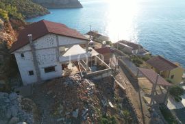 Kuća sa bazenom na obali mora, Senj, House