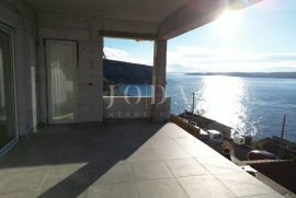 Kuća sa bazenom na obali mora, Senj, House