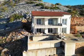 Kuća sa bazenom na obali mora, Senj, House