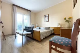 UMAG, PRVI RED, KUĆA S APARTMANIMA, Umag, Дом