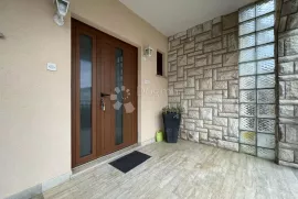 UMAG, PRVI RED, KUĆA S APARTMANIMA, Umag, Дом