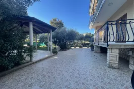 UMAG, PRVI RED, KUĆA S APARTMANIMA, Umag, Дом