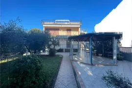 UMAG, PRVI RED, KUĆA S APARTMANIMA, Umag, Дом