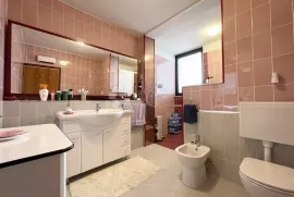 UMAG, PRVI RED, KUĆA S APARTMANIMA, Umag, Дом