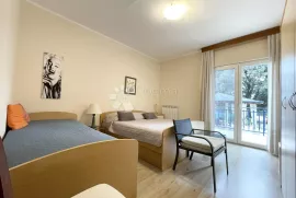 UMAG, PRVI RED, KUĆA S APARTMANIMA, Umag, Дом