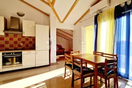 Osunčan apartman s pogledom na more, Ližnjan, Daire