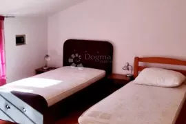 Osunčan apartman s pogledom na more, Ližnjan, Daire