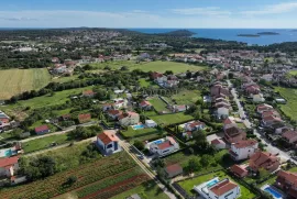 ATRAKTIVNO GRAĐEVINSKO ZEMLJIŠTE BLIZINA MORA, Fažana, Land