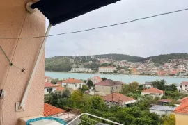 Dvosoban stan sa pogledom na more i grad, Trogir, Trogir, Stan