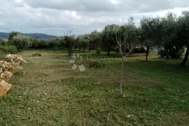 Kuća s bazenom i velikom građevinskom parcelom, Marčana, Ev