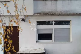 Kuća s poslovnim prostorom, Sesvete, Maison