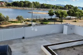 Šibenik/Zablaće- Jedinstveni kompleks uz more: Apartmanske kuće s teniskim terenom i bazenima, Šibenik - Okolica, Famiglia