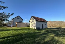 LIČKO CERJE KUĆA SA 2 POMOĆNA OBJEKTA + 10000m2 ZEMLJIŠTA, Lovinac, Kuća