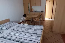 Omišalj, kuća sa 9 apartmana, Omišalj, Kuća