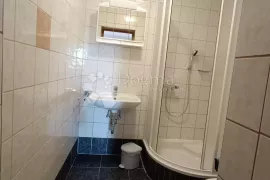 Omišalj, kuća sa 9 apartmana, Omišalj, Kuća