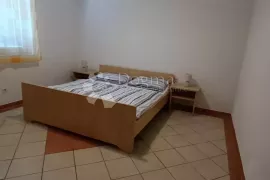 Omišalj, kuća sa 9 apartmana, Omišalj, Kuća