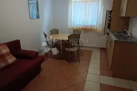 Omišalj, kuća sa 9 apartmana, Omišalj, Kuća