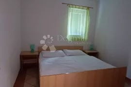 Omišalj, kuća sa 9 apartmana, Omišalj, Kuća