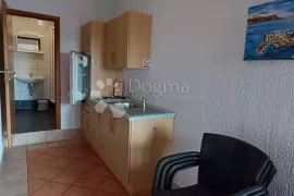 Omišalj, kuća sa 9 apartmana, Omišalj, Kuća