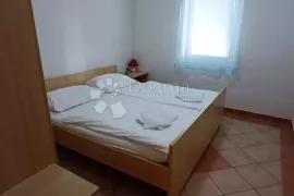 Omišalj, kuća sa 9 apartmana, Omišalj, Kuća