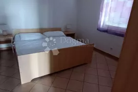 Omišalj, kuća sa 9 apartmana, Omišalj, Kuća