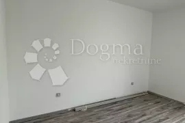 Renoviran stan s mogućnošću dodatne sobe - Vidikovac., Pula, Stan