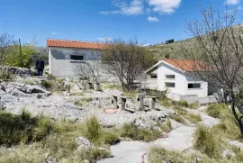 Ugostiteljski kompleks s pogledom na more na parceli od 5841 m2, Trogir - Okolica, Poslovni prostor