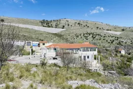 Ugostiteljski kompleks s pogledom na more na parceli od 5841 m2, Trogir - Okolica, Poslovni prostor