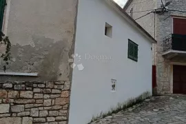 Šarmantna stara kuća za adaptaciju s pogledom na more, Supetar, House