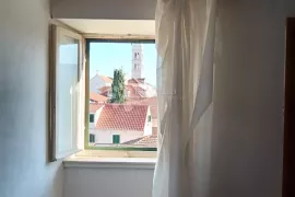 Šarmantna stara kuća za adaptaciju s pogledom na more, Supetar, House