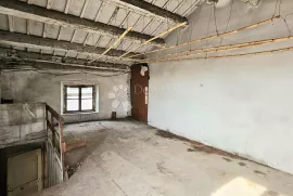 PRILIKA! Prostrana nekretnina (240 m2) za adaptaciju, Buje, Maison