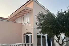 Predivna vila s bazenom u zaleđu Vodica, Vodice, Casa