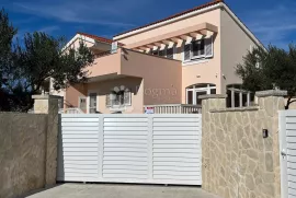 Predivna vila s bazenom u zaleđu Vodica, Vodice, Casa