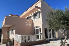 Predivna vila s bazenom u zaleđu Vodica, Vodice, Casa