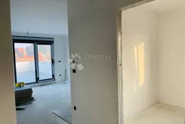 ČETVEROSOBAN PENTHOUSE SA TERASOM,DUBRAVA PRODAJA!, Donja Dubrava, Stan