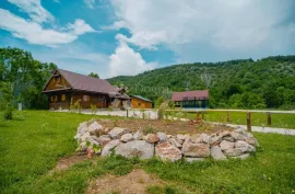 KOMPLEKS-RESORT LUKSUZNIH DRVENIH KUĆA ZA ODMOR PODNO VELEBITA, Gospić - Okolica, Kuća