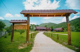 KOMPLEKS-RESORT LUKSUZNIH DRVENIH KUĆA ZA ODMOR PODNO VELEBITA, Gospić - Okolica, Kuća