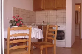 CESARICA KUĆA NOVIJE GRADNJE SA 4 APARTMANA, Karlobag, Famiglia