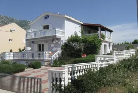 CESARICA KUĆA NOVIJE GRADNJE SA 4 APARTMANA, Karlobag, Famiglia