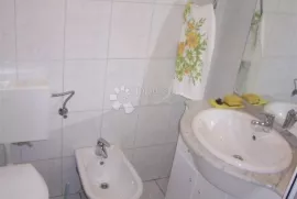 CESARICA KUĆA NOVIJE GRADNJE SA 4 APARTMANA, Karlobag, Famiglia