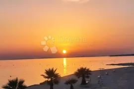 APARTMAN NA PLAŽI SA PANORAMSKIM POGLEDOM  PRILIKA!!!, Vir, Kвартира