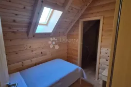 PLITVIČKA JEZERA GOSPODARSKO IMANJE SA VIŠE OBJEKATA, Plitvička Jezera, Casa